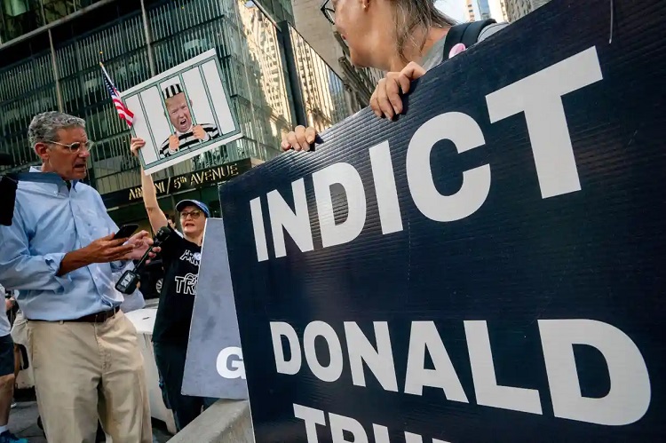 متظاهرون خارج برج ترامب في مدينة نيويورك، مطالبين باعتقال الرئيس السابق