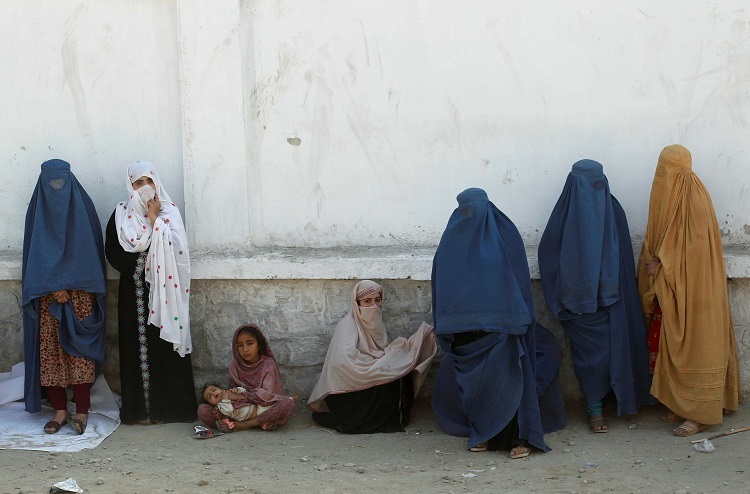 تواصل حركة طالبان الأفغانية تقييد حرية النساء وتهميشهن