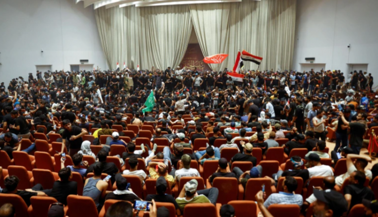 اقتحم عدد من مؤيدي الزعيم الشيعي، مقتدى الصدر، مبنى البرلمان العراقي