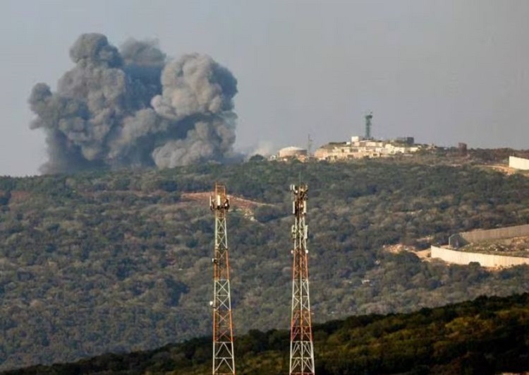 دخان يتصاعد بعد القصف الإسرائيلي حول قرية عيتا الشعب في جنوب لبنان في 18 كانون الأول