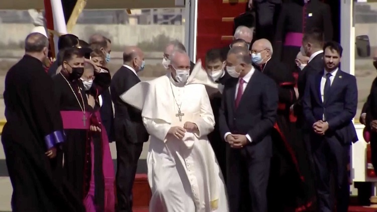 لحظة وصول البابا مطار بغداد