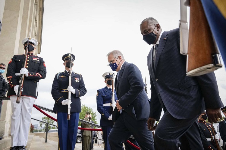 رئيس الوزراء الأسترالي موريسون ووزير الدفاع الأمريكي أوستن يسيران بجوار حرس الشرف العسكري قبل اجتماعهما في البنتاغون في سبتمبر الماضي