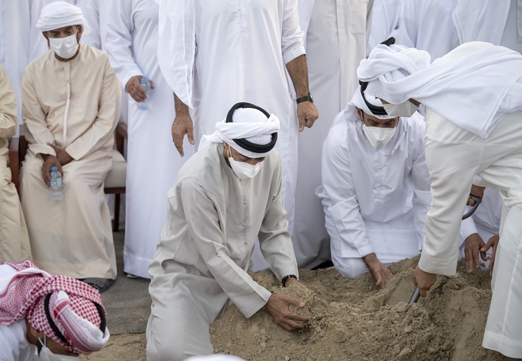 جثمان الفقيد إلى مثواه الأخير في مقبرة البطين في أبوظبي