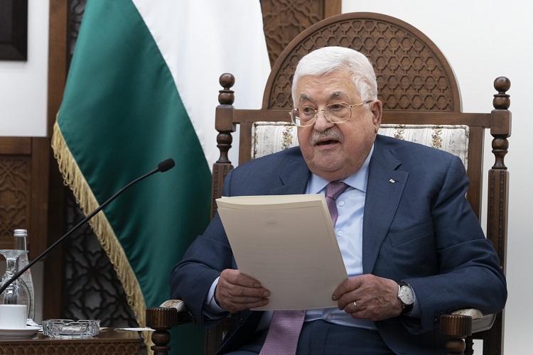 تدهور حالة محمود عباس الصحية يغذي القلق