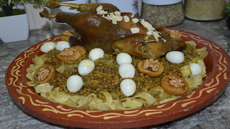 يحتفل الأمازيغ بتحضير أطباق تقليدية كالعصيدة والكسكس وتيكربابين