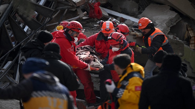تتواصل عمليات البحث عن ناجين من الزلزال المدمر الذي أودى بحياة أكثر من 7800 شخص في تركيا وسوريا