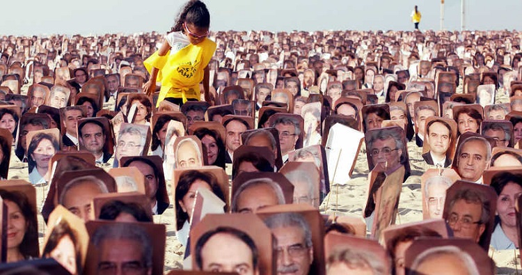 من اعتصام نظمه بهائيون في البرازيل عام 2011 لمطالبة السلطات الإيرانية بإطلاق سراح معتقلين من الطائفة البهائية (أ.ف.ب)