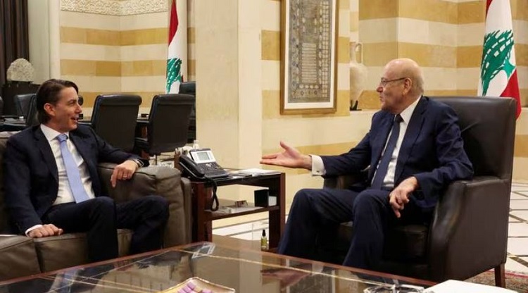 عاموس هوشستين، على اليسار، يلتقي برئيس الوزراء اللبناني المؤقت نجيب ميقاتي في بيروت في حزيران الماضي