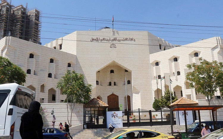القرار الذي أصدرته إحدى المحاكم الأردنية فتح الباب للحديث عن مدى توغل جماعة الإخوان في المؤسسات والهيئات وسبل المواجهة