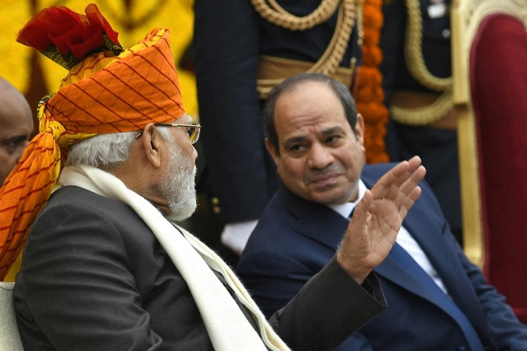 رئيس الوزراء الهندي يتحدث مع الرئيس المصري أثناء حضوره عرض يوم الجمهورية في نيودلهي
