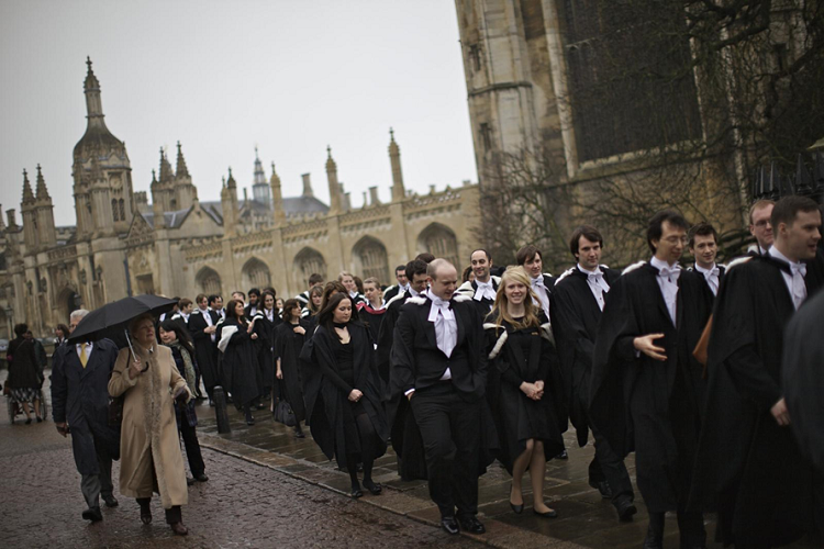 التخرج في جامعة كامبريدج في المملكة المتحدة بتاريخ فبراير 2011 (كياران دودس/ ريدوكس)