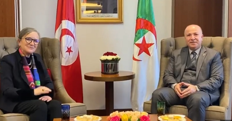  أكد الوزير الأول الجزائري أيمن عبد الرحمن خلال محادثة جمعته برئيسة الحكومة التونسية نجلاء بودن تضامن بلاده مع تونس