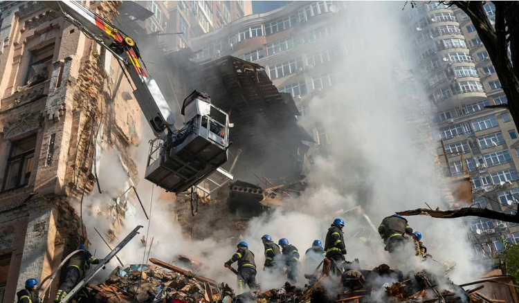رجال الإطفاء يعملون بعد هجوم بطائرة بدون طيار في كييف في أكتوبر الماضي