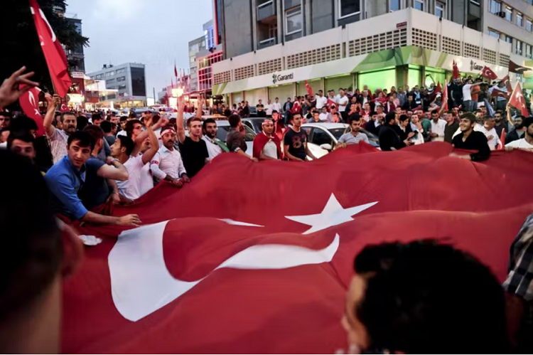 متظاهرون أتراك يحملون علماً تركياً محتجّين ضد حزب العمال الكردستاني (PKK) 