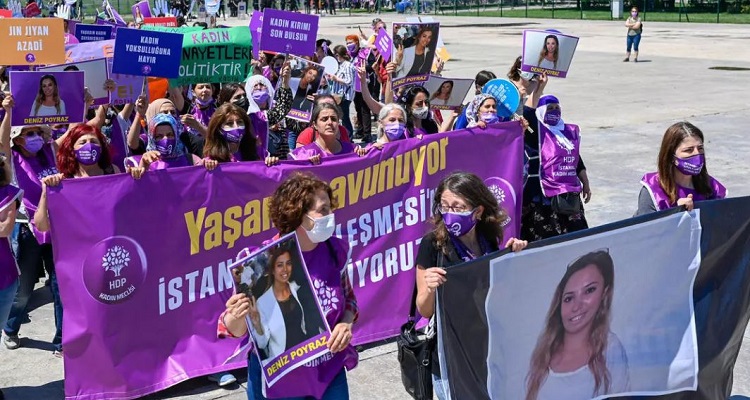 مظاهرة نسائية في إسطنبول ضد قرار انسحاب تركيا من معاهدة لمكافحة العنف ضد المرأة