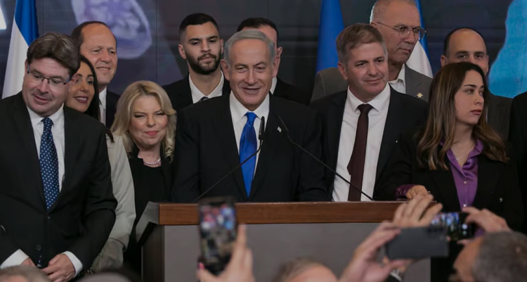 بنيامين نتنياهو وزوجته سارة نتنياهو وأعضاء حزب الليكود في حدث ليلة الانتخابات في 1 نوفمبر 2022 في إسرائيل