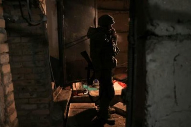 جندي أوكراني في ملجأ في باخموت
