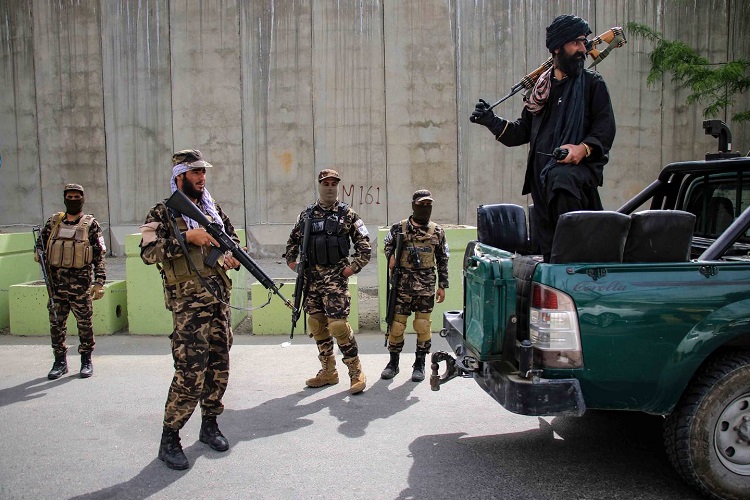 أمن طالبان يقف في حراسة أحد أحياء كابول حيث قتلت غارة أمريكية بطائرة مسيرة زعيم القاعدة أيمن الظواهري