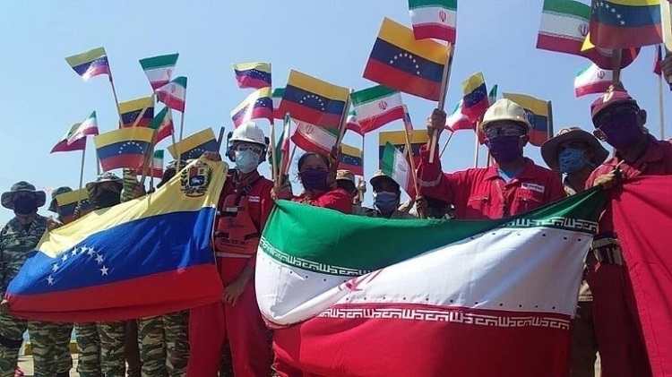 عمال يحملون أعلام إيران وفنزويلا أثناء وصول سفينة نقل وقود إيرانية إلى ميناء كاردون، فنزويلا 26 مايو 2020