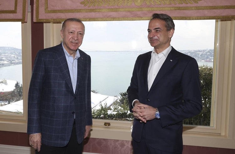 رئيس الوزراء اليوناني ميتسوتاكيس والرئيس التركي أردوغان خلال اجتماعهما في إسطنبول في آذار (مارس)