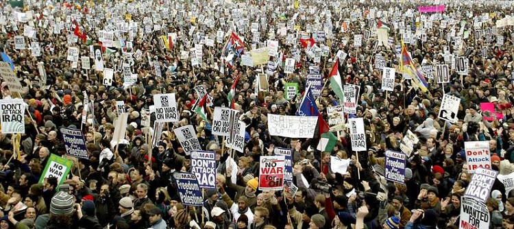 15 فبراير 2002: آلاف الأشخاص يتجمعون في هايد بارك بلندن بعد الانتهاء من احتجاج ضد الحرب في العراق