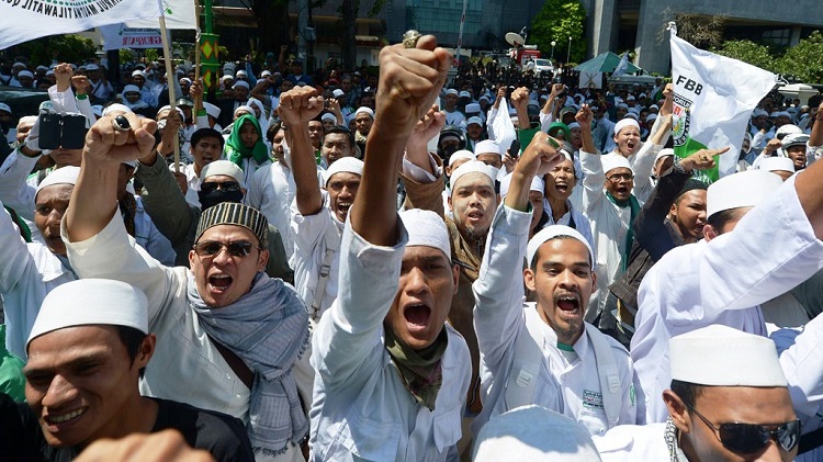 بدأت مجموعات جهادية، مثل الجماعة الإسلاميّة، في التسلل إلى أجهزة الدولة الإندونيسية ومؤسسات المجتمع المدني، والأوساط الأكاديمية