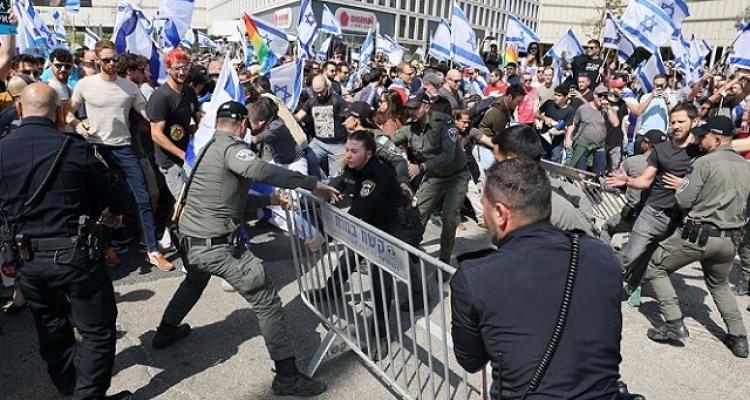 جرت مواجهات عنيفة بين متظاهرين من الطرفين، في وسط تل أبيب