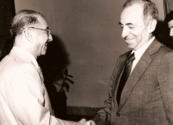 ميشيل عفلق (يمين) مع الرئيس العراقي أحمد حسن البكر.. حيث استقر في بغداد منذ العام 1975
