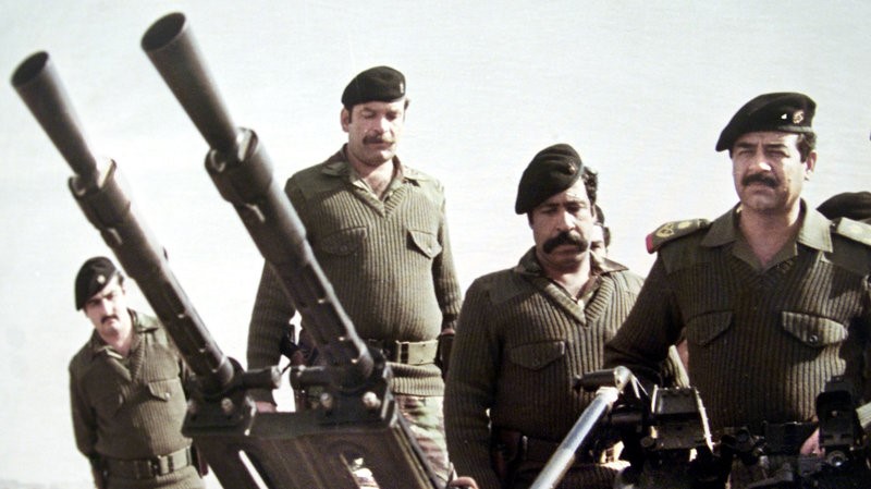 صدام حسين على إحدى الجبهات في الحرب العراقية الإيرانية 