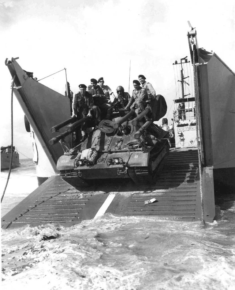 قوات المارينز الأمريكية تصل إلى بيروت عام 1958 بعد طلب من كميل شمعون