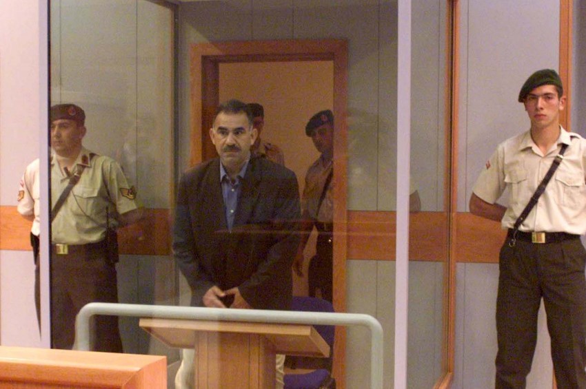 أوجلان أثناء محاكمته في تركيا عقب اعتقاله