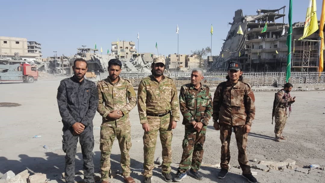 مقاتلون وقادة من جيش الثوار المنضوي ضمن قسد أثناء تحرير مدينة الرقة