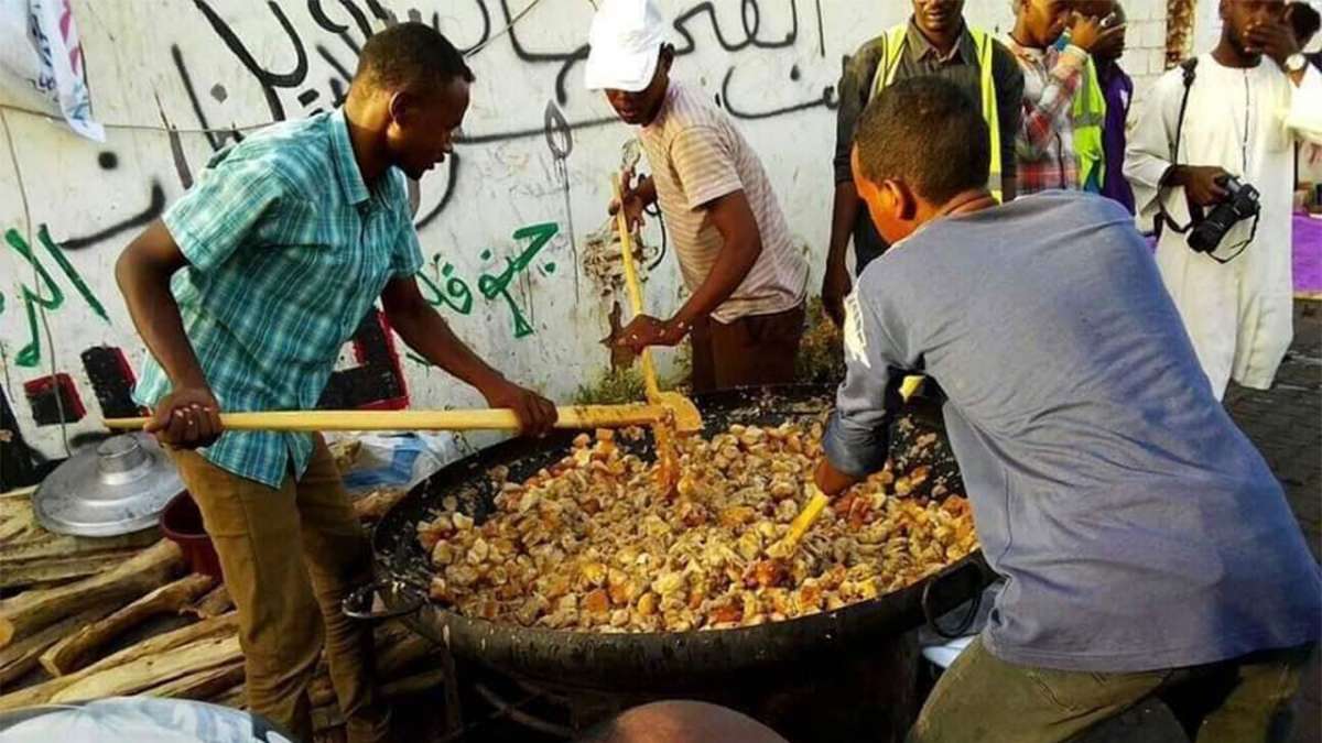 الإفطار الجماعي في الشوارع والساحات العامة يعدّ عادة رمضانية سودانية قديمة