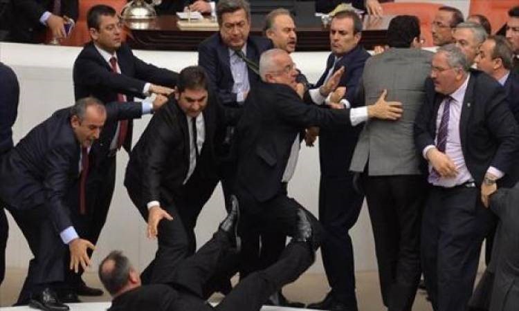 اشتباكات في البرلمان التركي على إثر تمرير قانون &quot;حراس الليل&quot; 