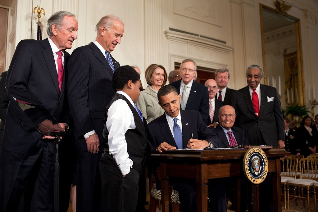 الرئيس أوباما لحظة التوقيع على قانون الرعاية الصحيّة