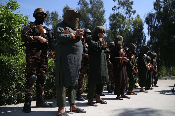 ضباط أفغان مع أشخاص متهمين بالتخطيط لشن هجمات على قوات الأمن