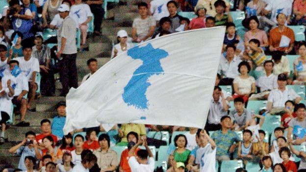 رفع علم كوريا الموحدة في المدرجات.. أثناء دورة الألعاب