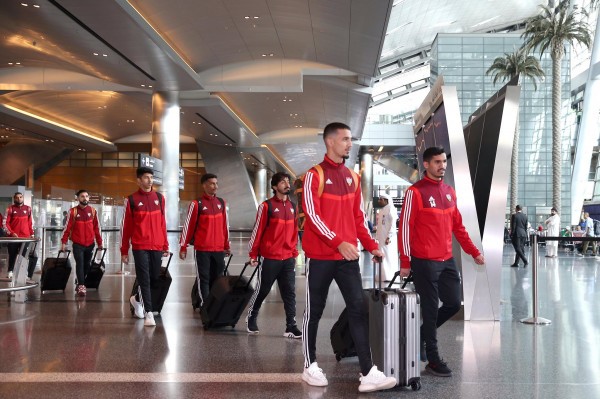 استقبال لاعبي المنتخب الإماراتي في مطار الدوحة.. وأول رحلة جوية بين البلدين منذ الأزمة