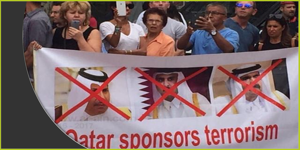 صورة من إحدى المظاهرات العالمية للتنديد بدعم قطر للجماعات المتطرفة (برشلونة-إسبانيا)