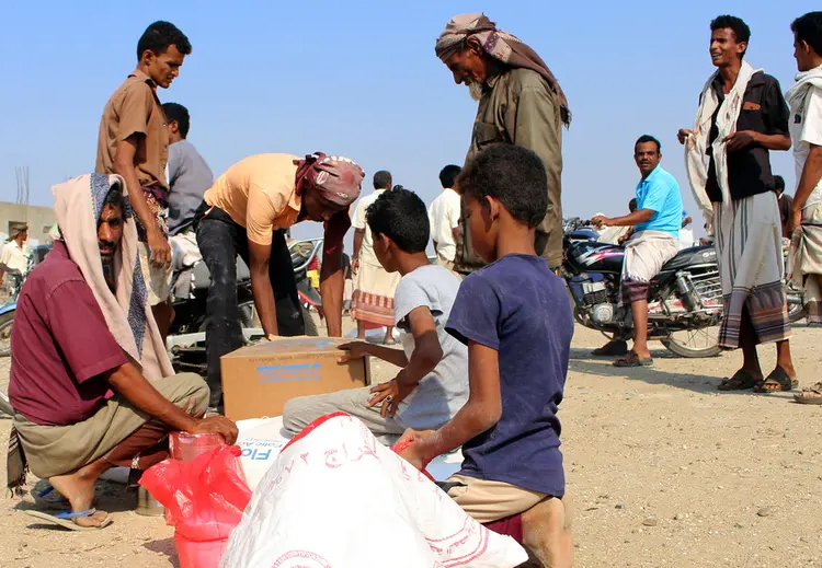 قوت اليمنيين تحت عبث الحوثي.. بحث دولي لأزمة المساعدات