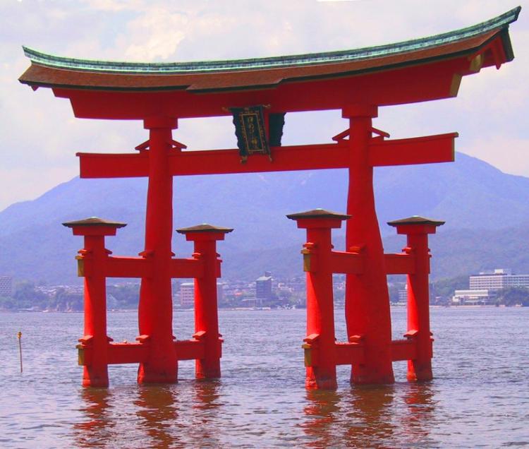 الأحمر هو اللون المعتمد في ديانة الشنتو اليابانية لبوابات &quot;التوري&quot;