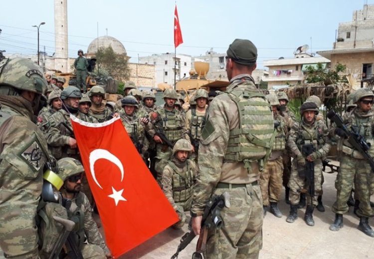 الجيش التركي في &quot;ساحة الحرية/ آزادي&quot; وسط مدينة عفرين عقب السيطرة عليها في آذار الماضي
