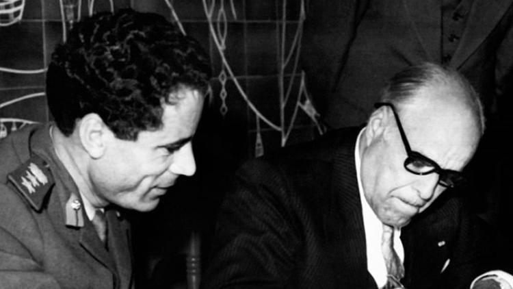 القذافي إلى جانب بورقيبة.. أصدرا بيان جربة للإعلان عن تأسيس الاتحاد بين بلديهما عام 1974