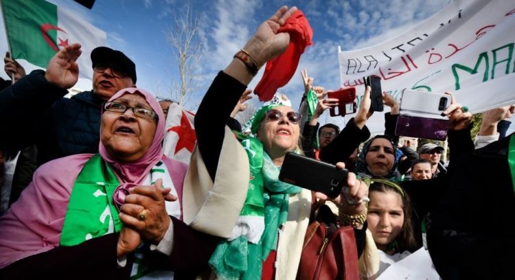 المرأة الجزائرية من مختلف الأعمار حضرت في الاحتجاجات الجزائرية الأخيرة