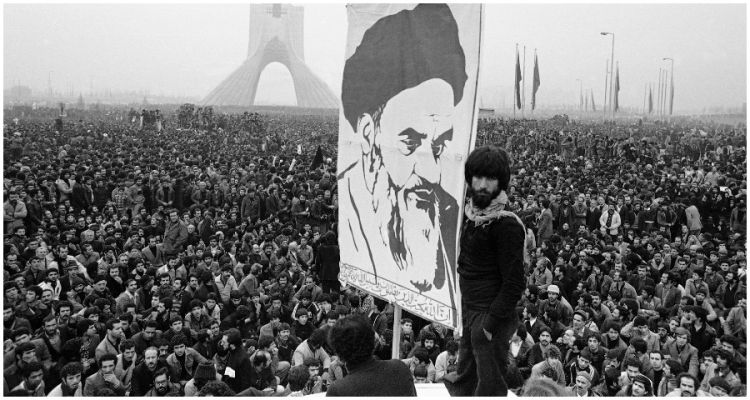 تعزز نموذج الشرعية الأصولية مع الثورة الإيرانية التي احتفت بها أغلب الجماعات الدينية
