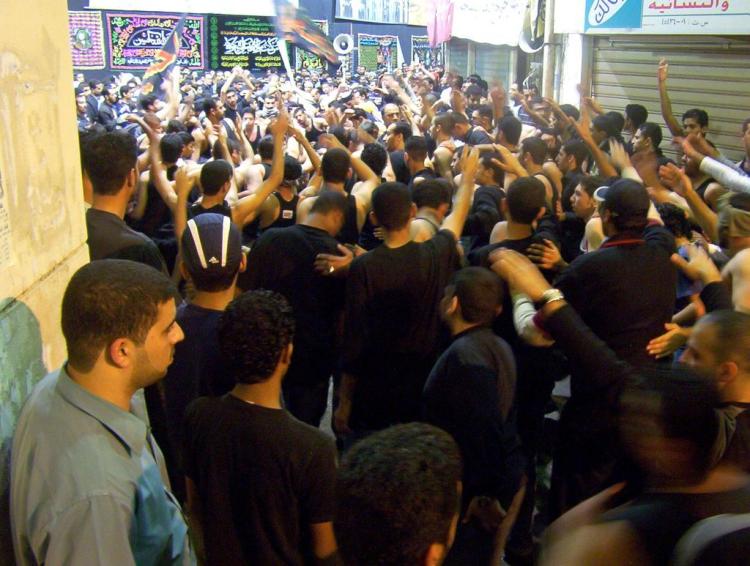 يحرص النشطاء الشيعة على عدم إثارة الانتباه خلال ممارستهم طقوسهم الدينية