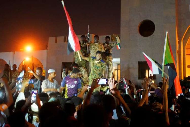 جنود الحيش السوداني ينضمون إلى المتظاهرين