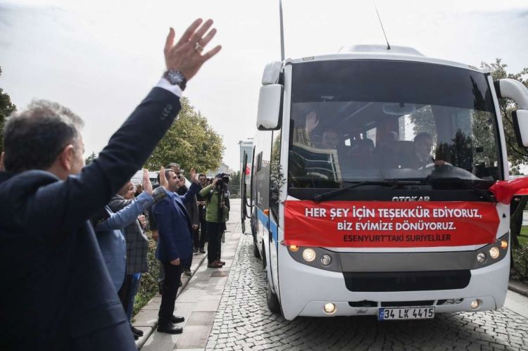 حافلات تقل عوائل من عفرين تمت إعادتهم من بلديةُ &quot;أسنيورت&quot; بإسطنبول بحضور رئيس البلدية