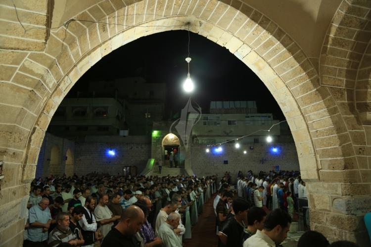 يرافق المسيحي ترزي صديقه المسلم خريس إلی مساجد غزة، لأداء صلاة التراويح
