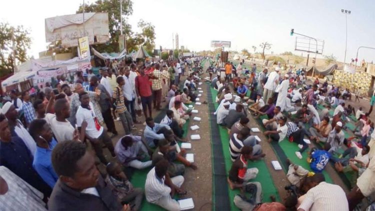  مئات آلاف السودانيين وصلوا إلى ساحة الاعتصام للمشاركة في الإفطار الجماعي